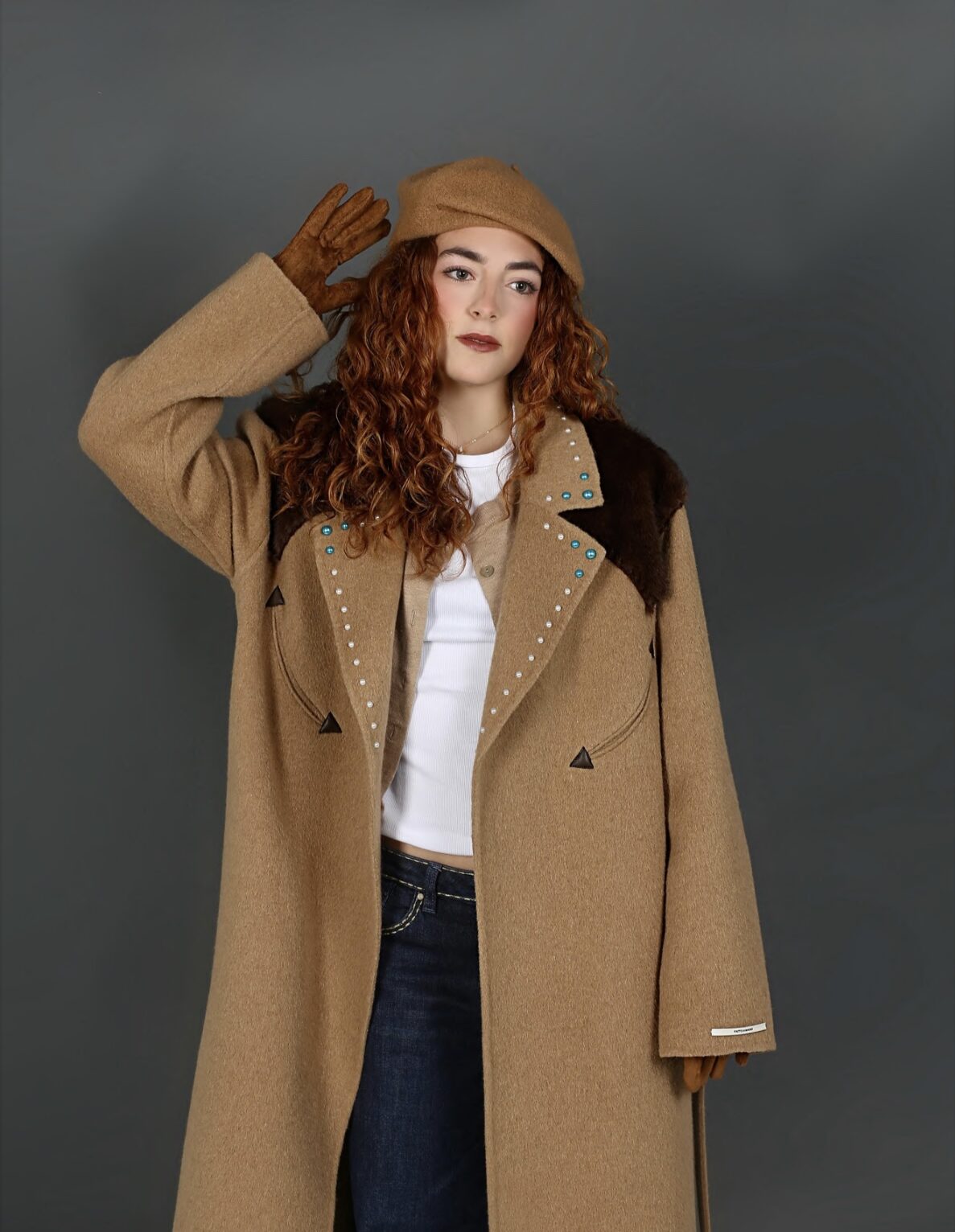 Abrigo camel con aplicaciones de pelo