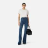 Pantalón denim acampanado con detalles logotipo