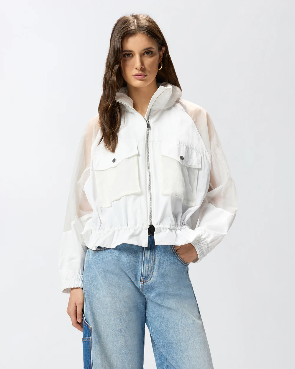 Chaqueta técnica con aplicaciones transparentes