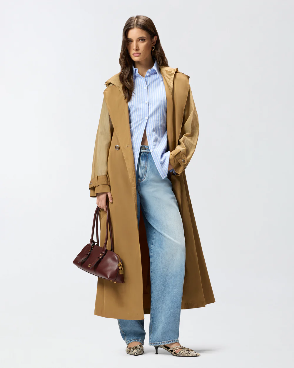 Gabardina con aplicaciones transparentes