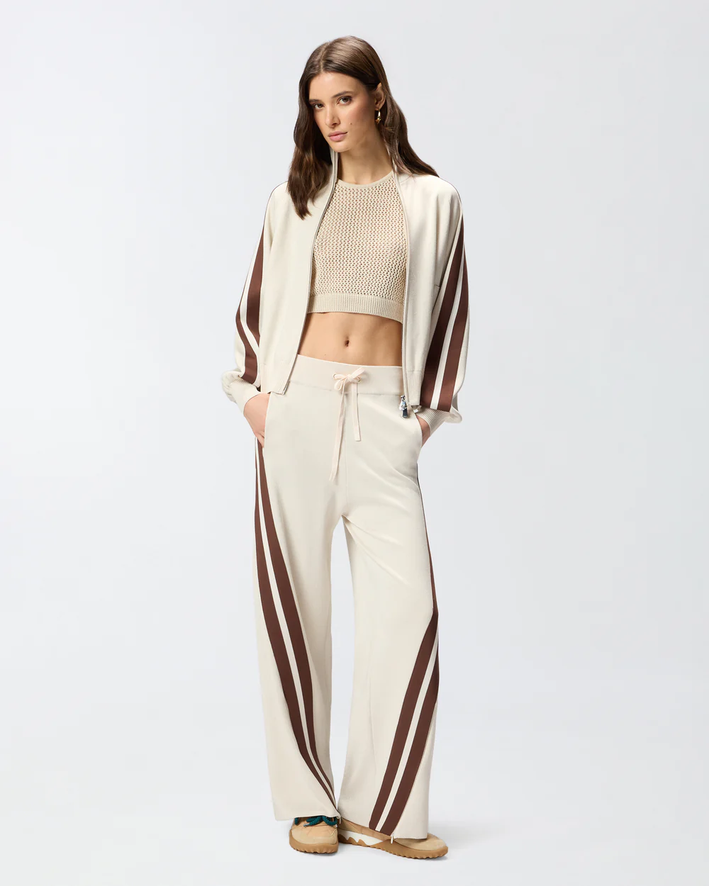 Pantalón calado con bandas a contraste