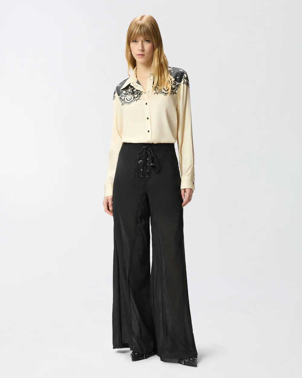 Pantalones ligeros con cordones y detalles texanos