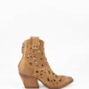 Botines de ante troquelados
