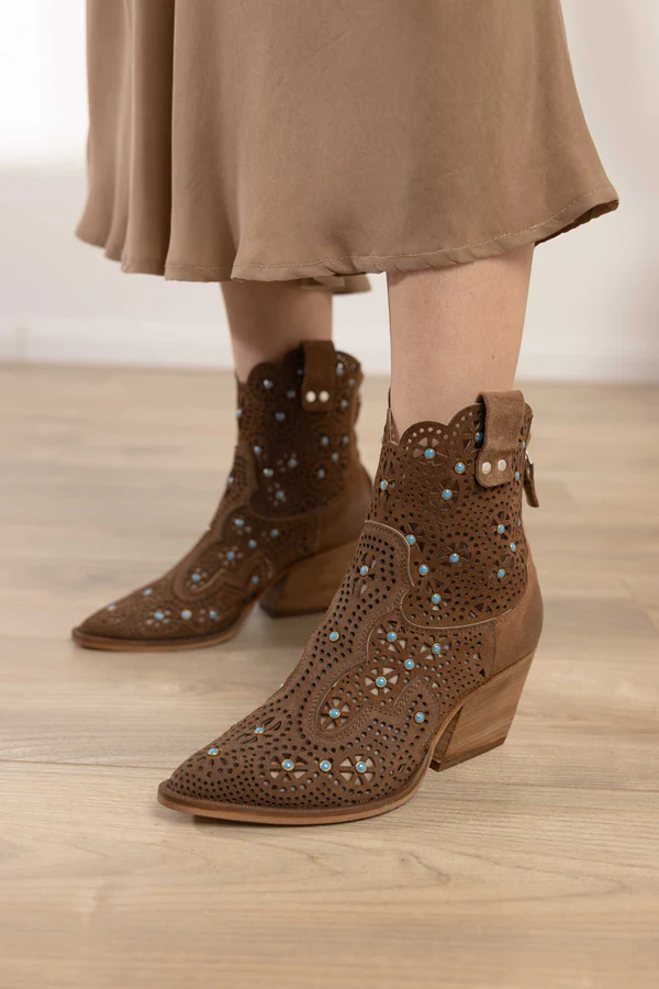 Botines de ante troquelado con piedras turquesas