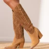 Bota alta de ante troquelada
