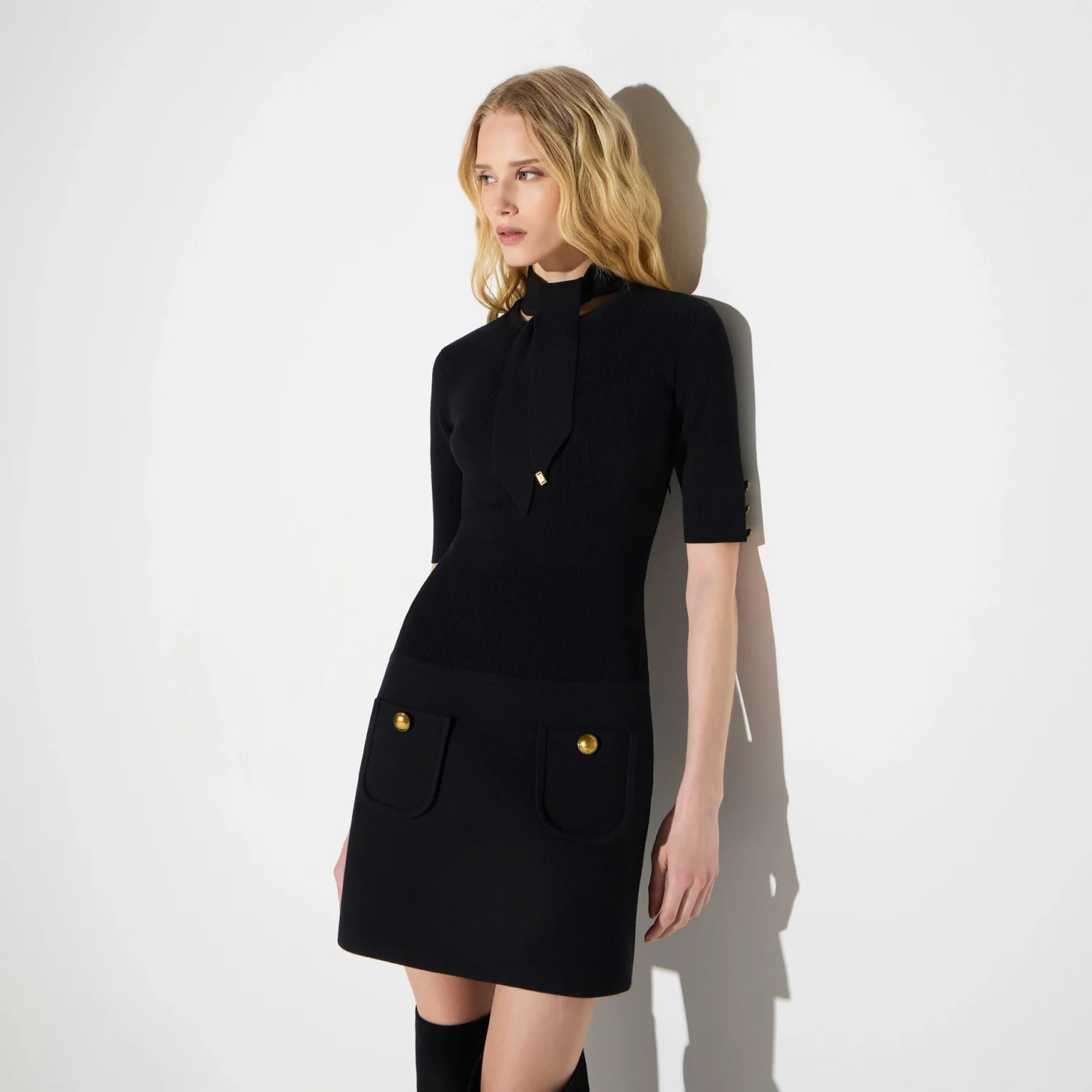 Vestido de punto con botones joya