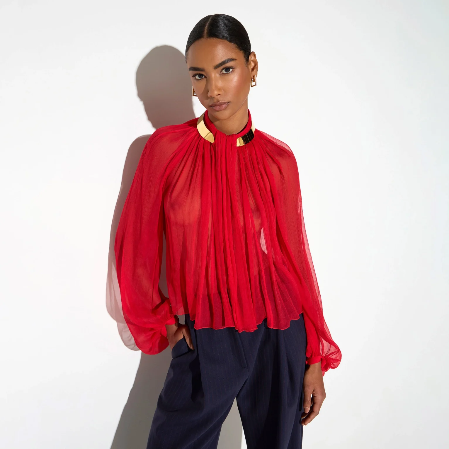 Blusa de crespón con cuello joya