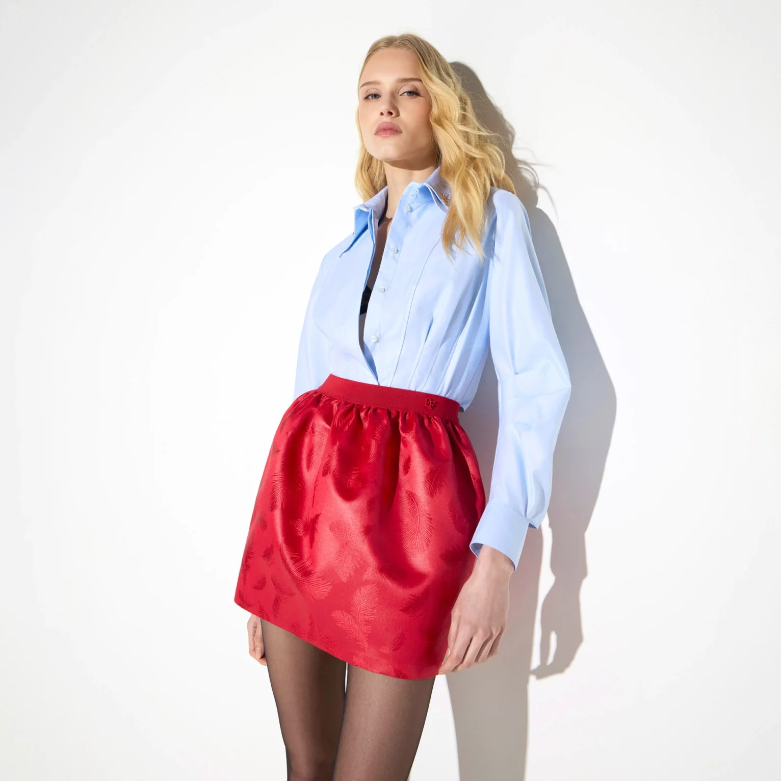 Camisa de popelín azul oxford con detalles de logotipo