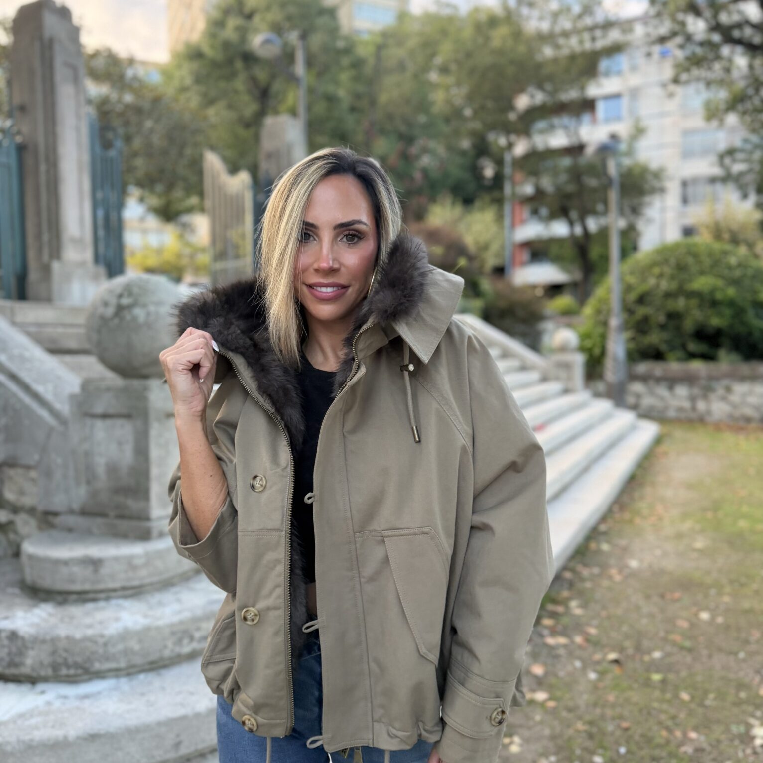 Parka estilo capa kakhi con pelo
